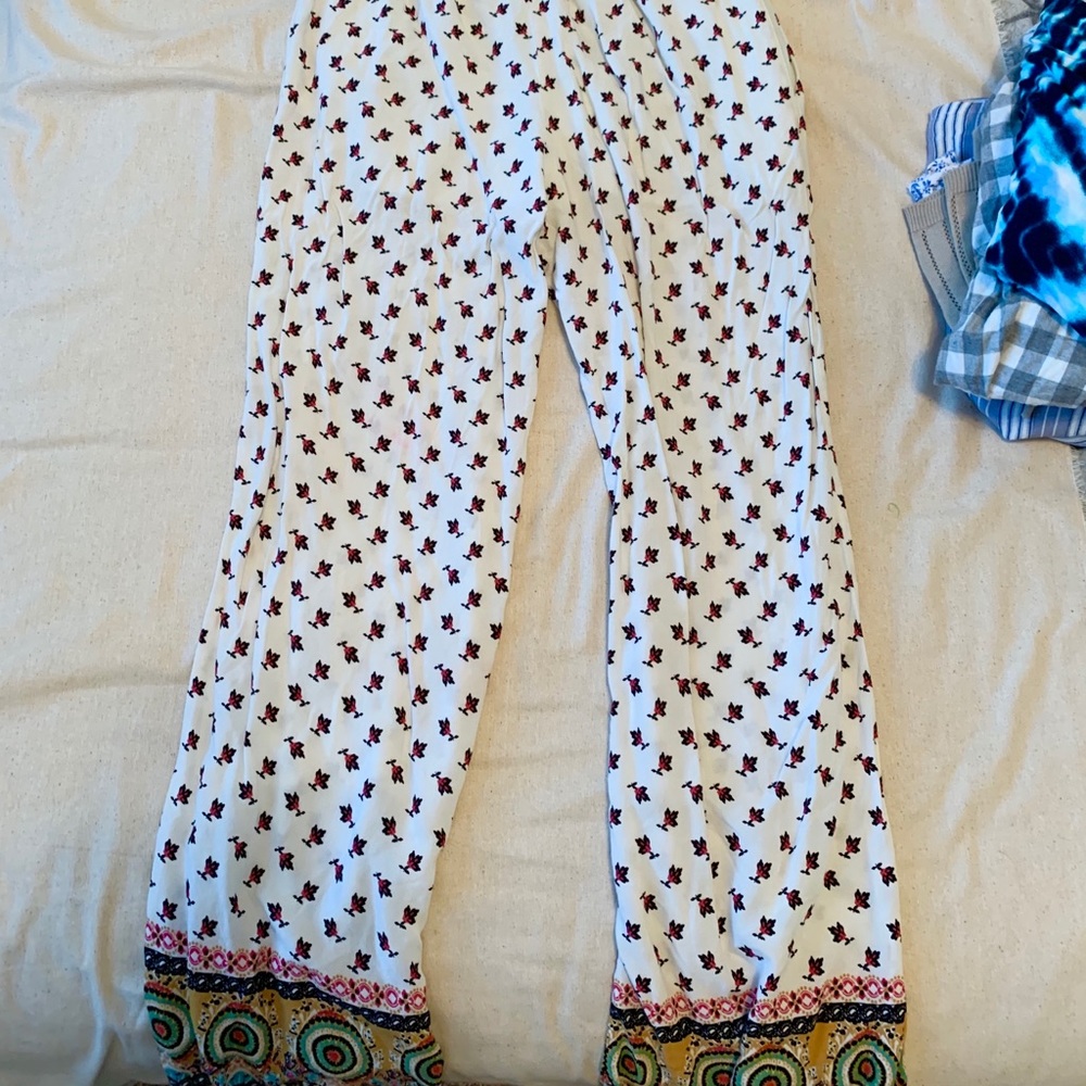 Super flattering flowy pants! Great for your booty